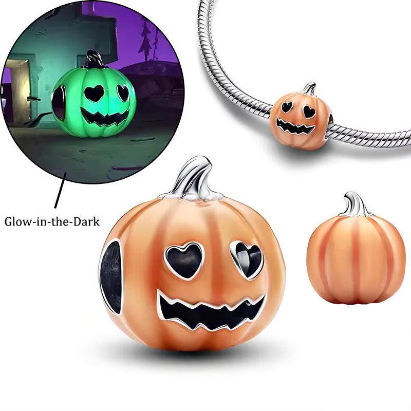 Kürbis mit Herzaugen – Glow-in-the-Dark Charm