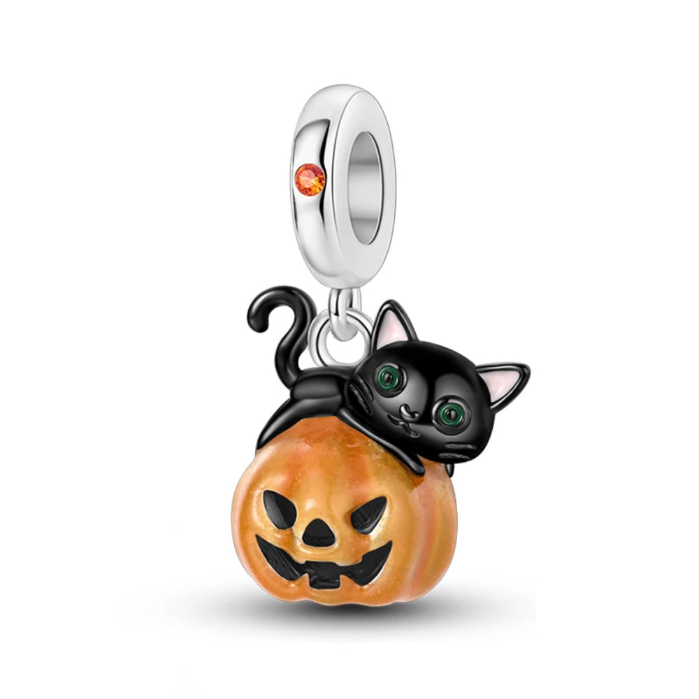 Schwarze Katze auf Kürbis – Halloween-Charm